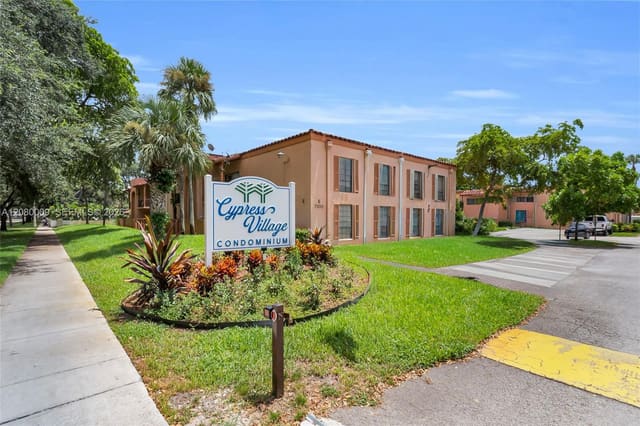 7100 Fairway Drive K11, Miami Lakes, FL 33014