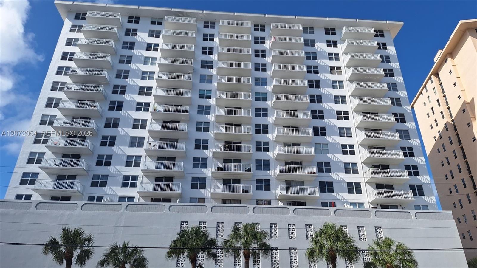 427 Golden Isles Drive 5H, Hallandale Beach, FL 33009