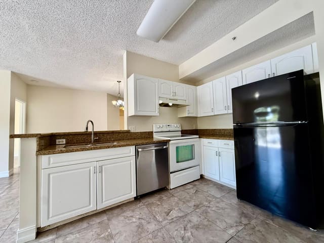 6960 SW 39th Street E207, Davie, FL 33314