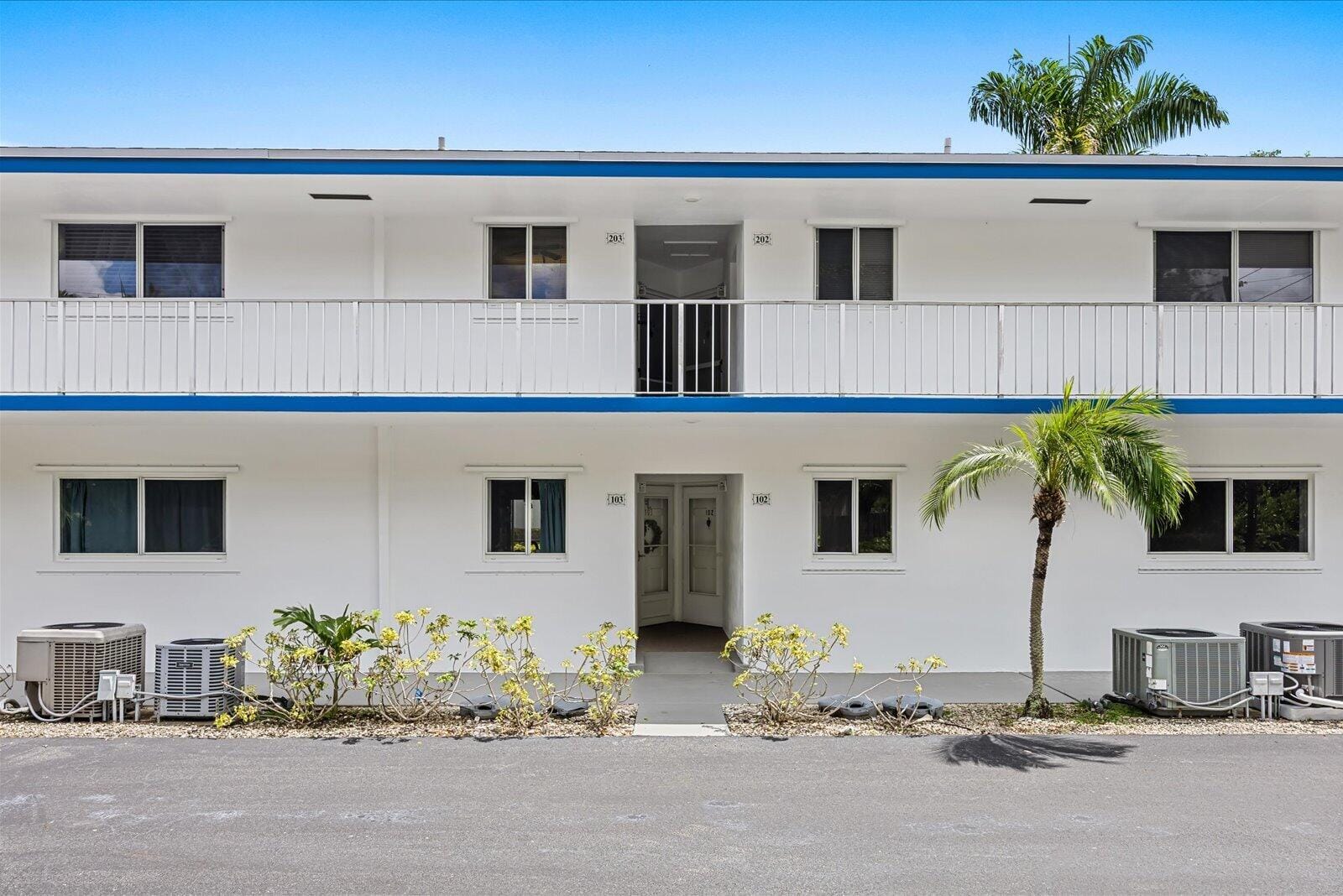 2 GARDEN Street 203M, Tequesta, FL 33469