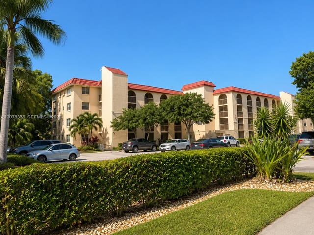 3261 Holiday Springs Boulevard 401, Holiday Springs Village, Margate, FL