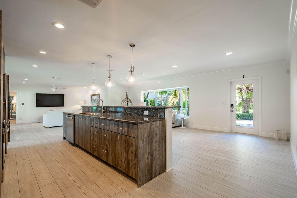 2401 NE 33RD Street — photo 8