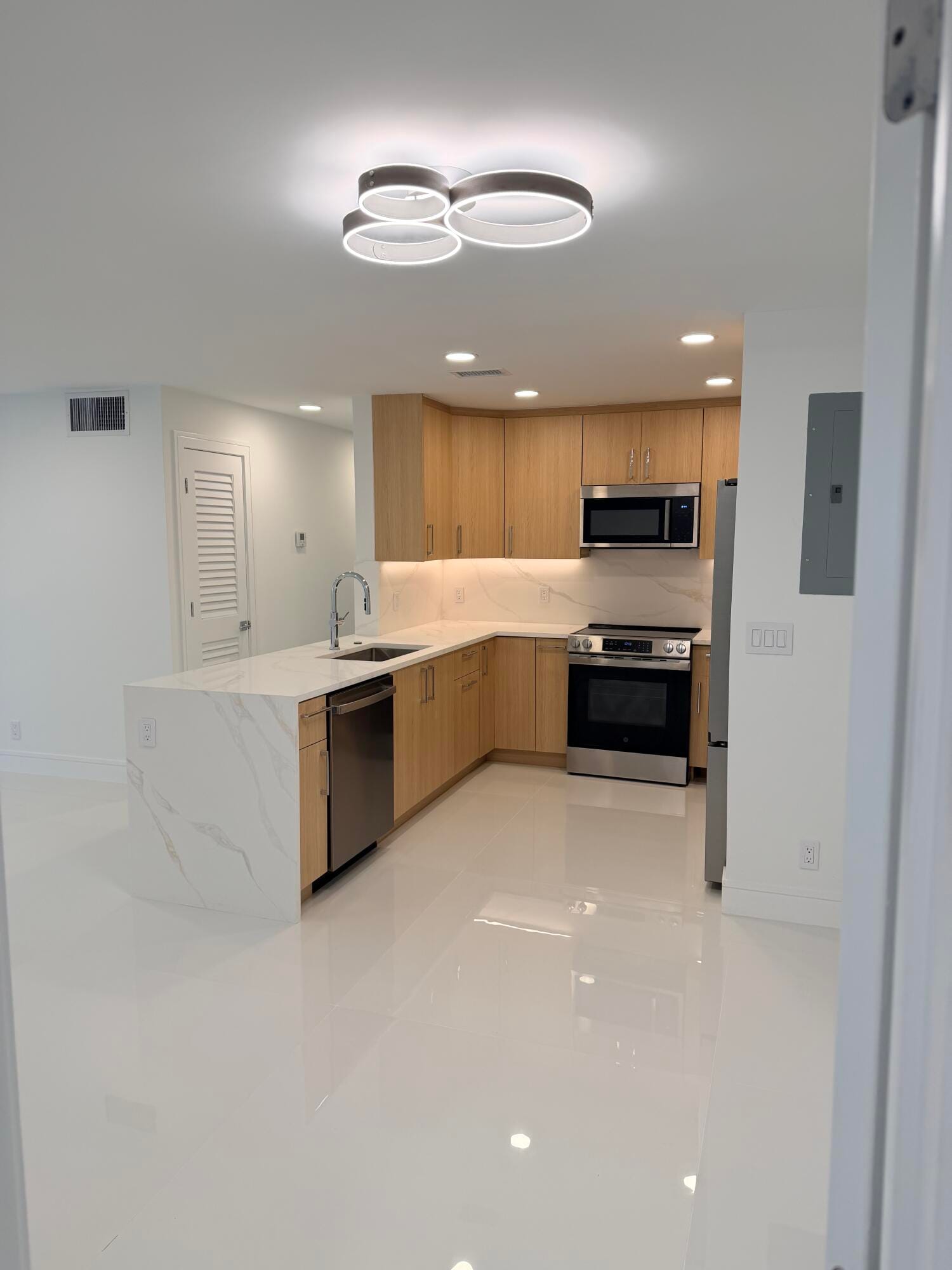6439 BAY CLUB Drive 1 — photo 2