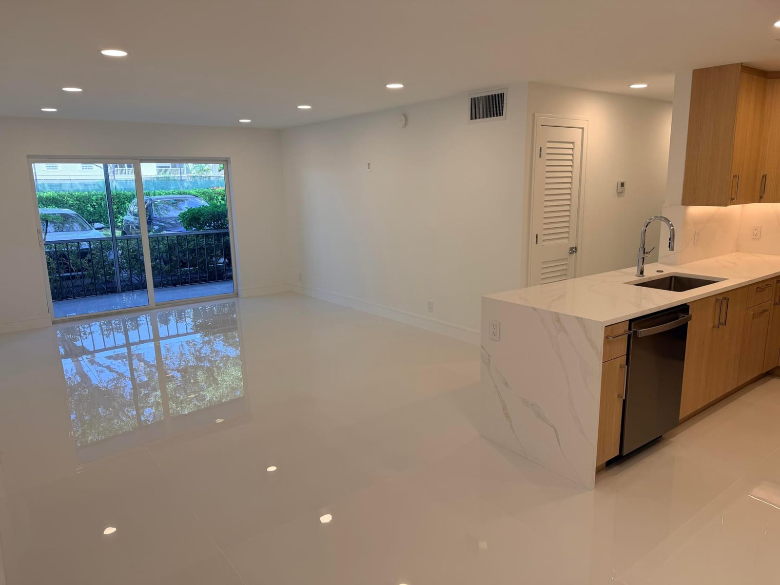 6439 BAY CLUB Drive 1 — photo 3