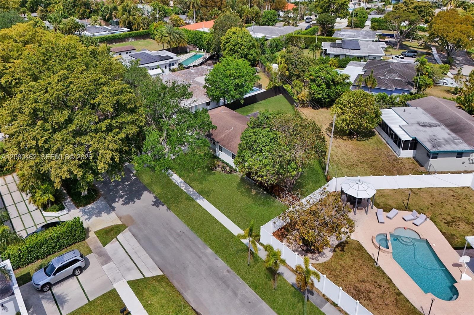 2125 Alamanda Drive — photo 2