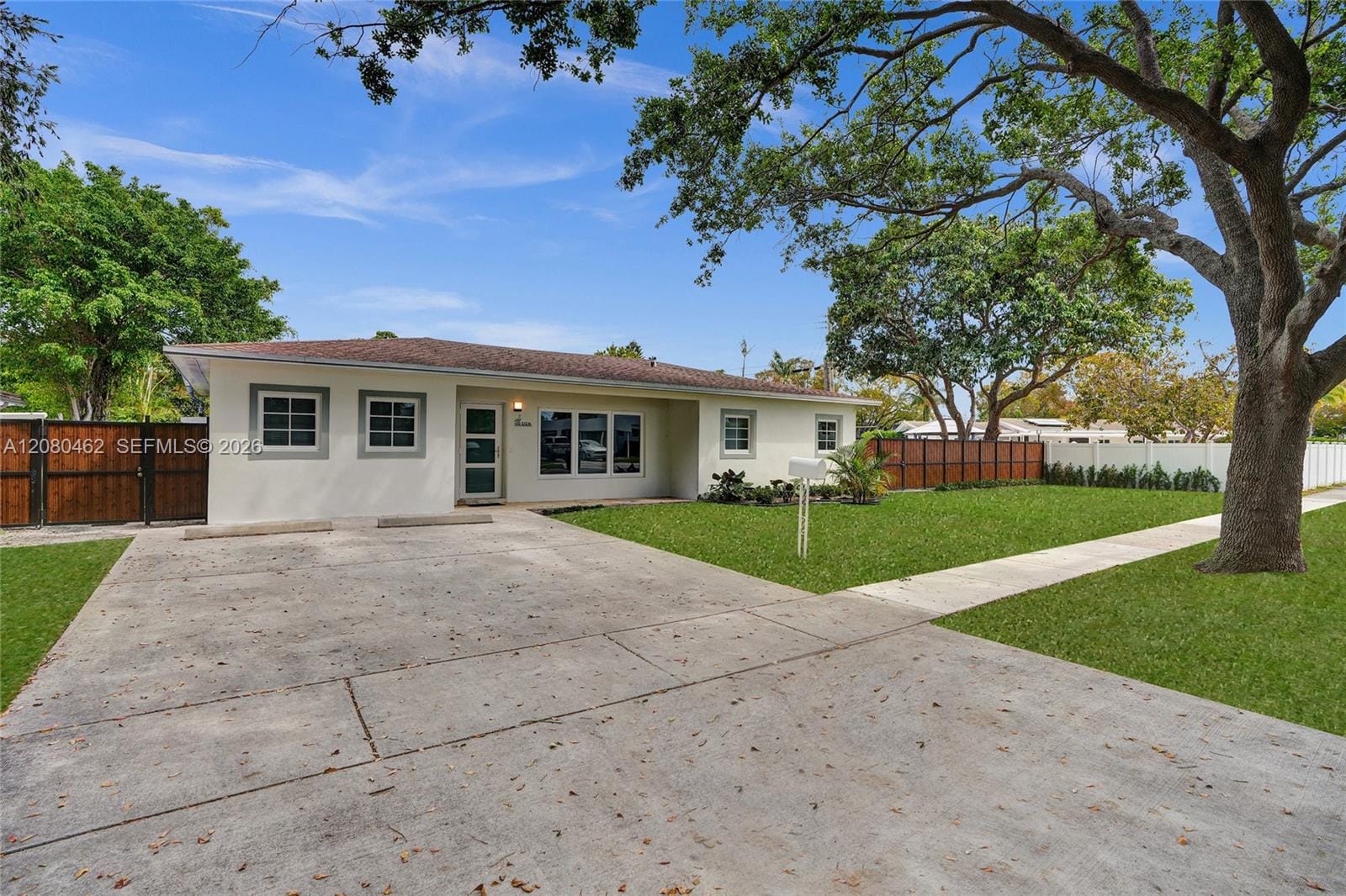 2125 Alamanda Drive — photo 8