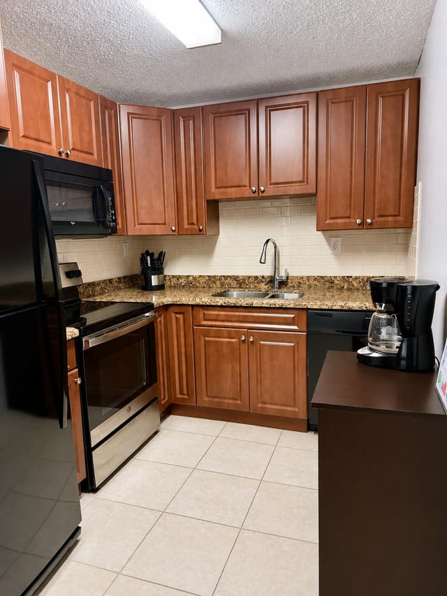405 MEADOWS Circle 405, Boynton Beach, FL 33436