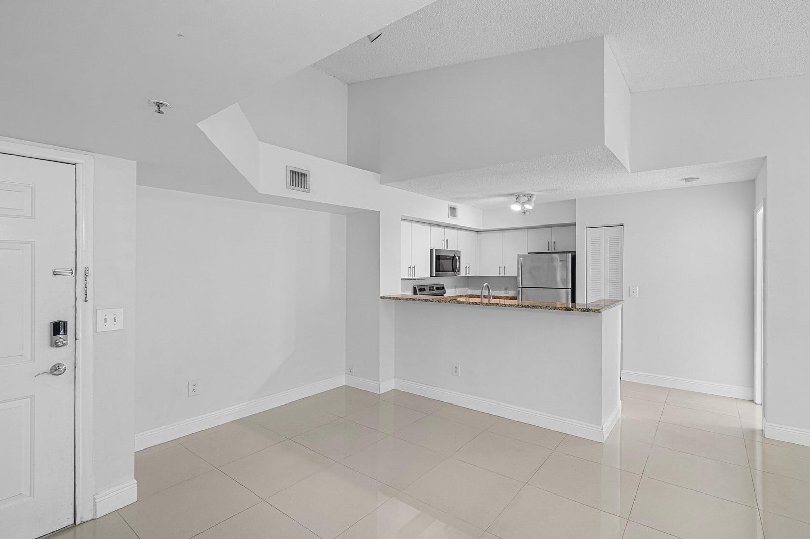 131 YACHT CLUB Way 307 — photo 3
