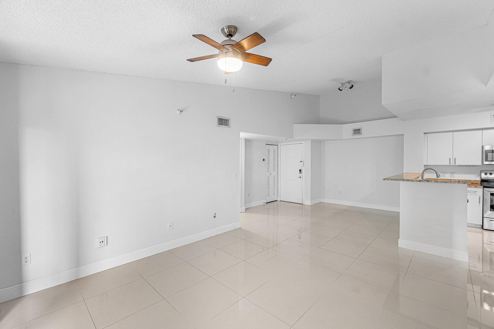 131 YACHT CLUB Way 307 — photo 7