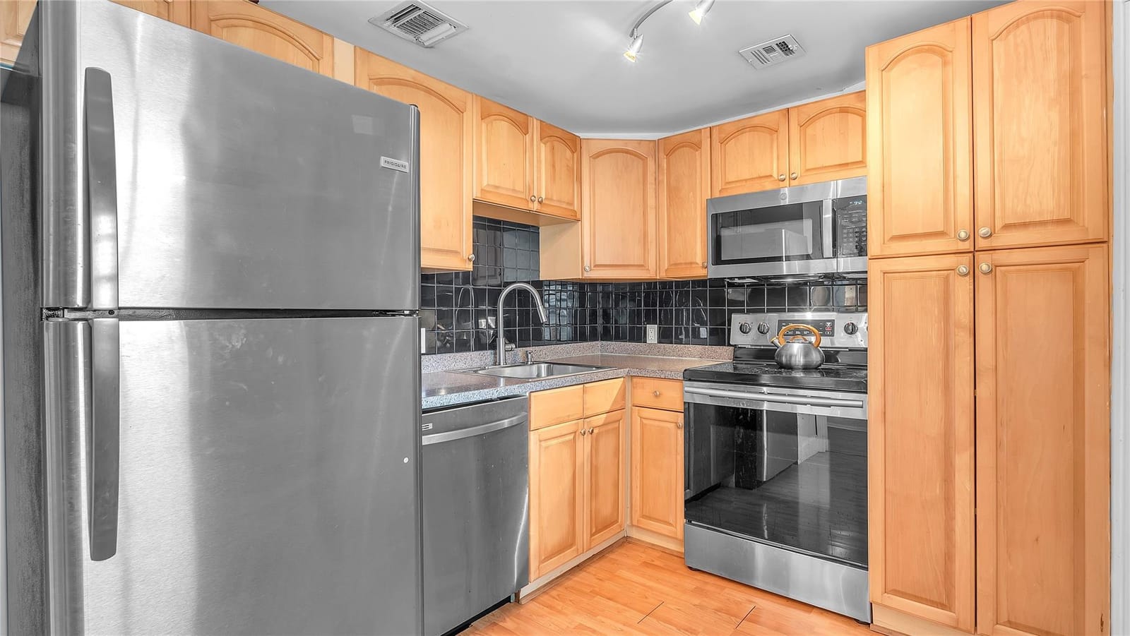 3150 N Palm Aire Drive 909 — photo 11