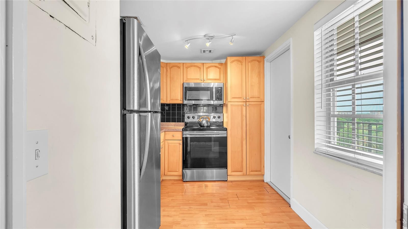 3150 N Palm Aire Drive 909 — photo 12