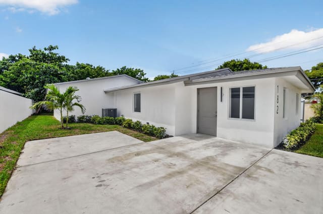 182 SW 6 Street, Deerfield Beach, FL 33441