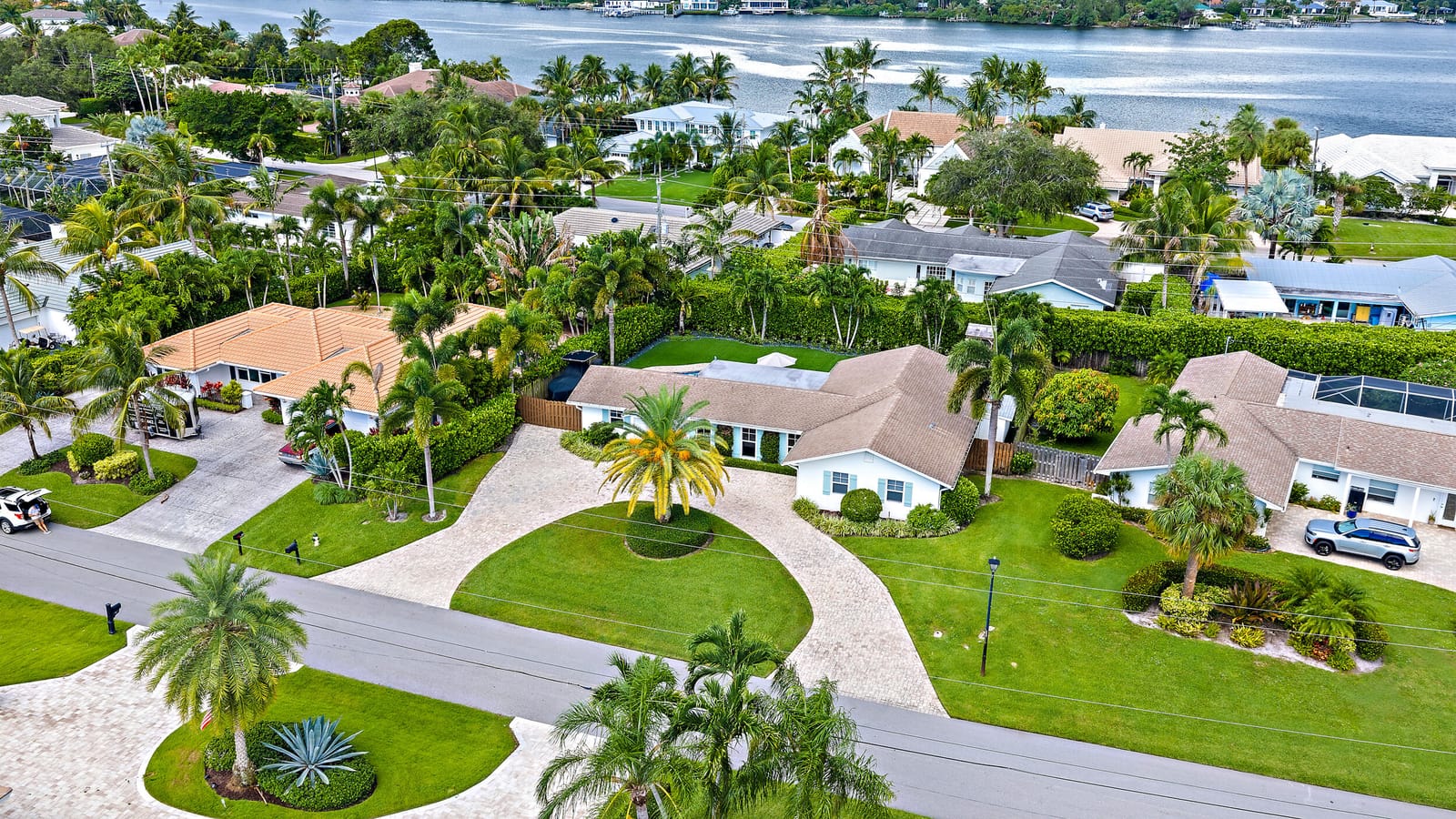 215 Golfview Drive, Tequesta, FL 33469 photo 2