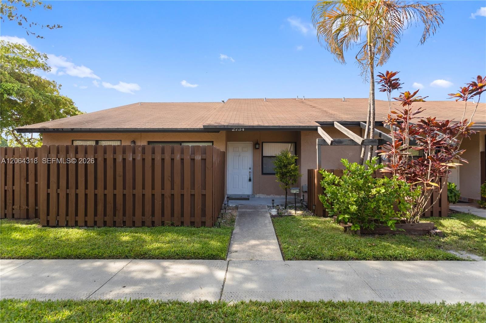 2734 N Nob Hill Road — photo 4