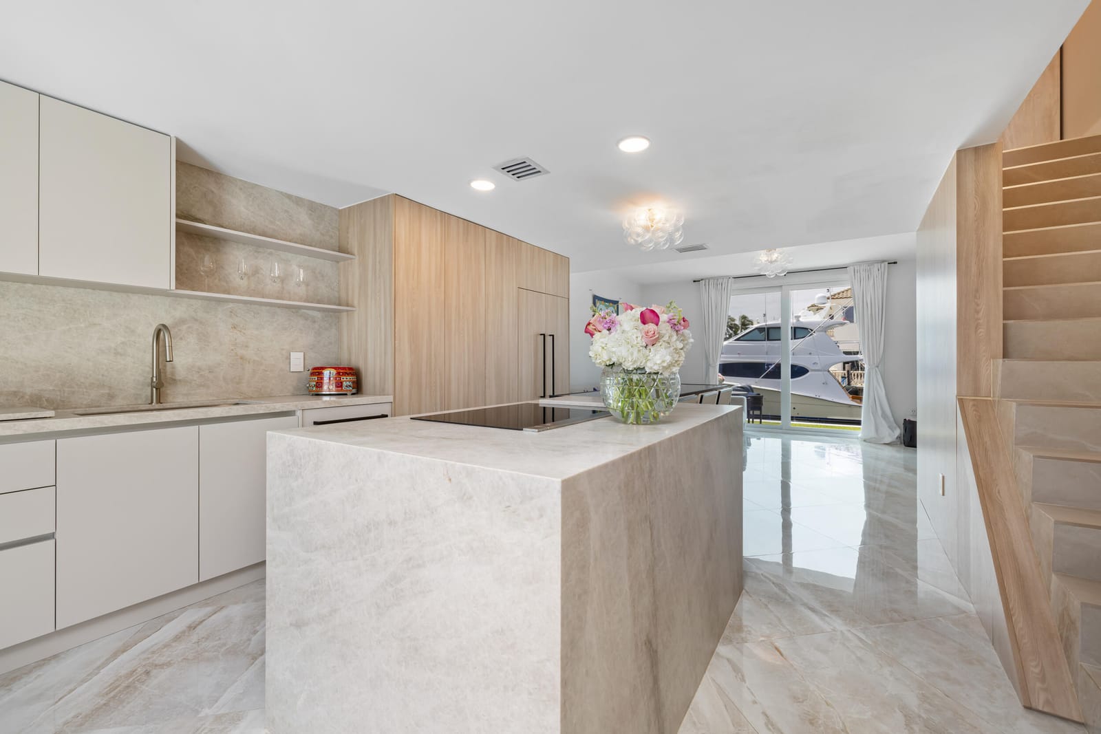966 Jeffery Street — photo 2