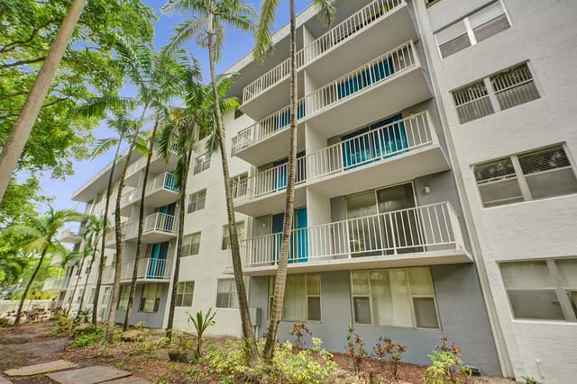 1805 SANS SOUCI Boulevard 421, North Miami, FL 33181