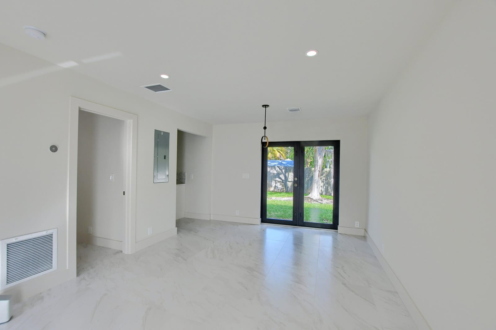 2503 OCEANVIEW Avenue C — photo 2