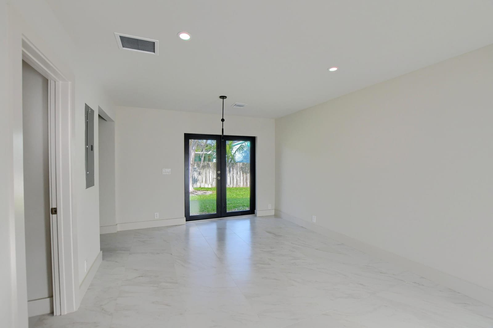 2503 OCEANVIEW Avenue C — photo 3