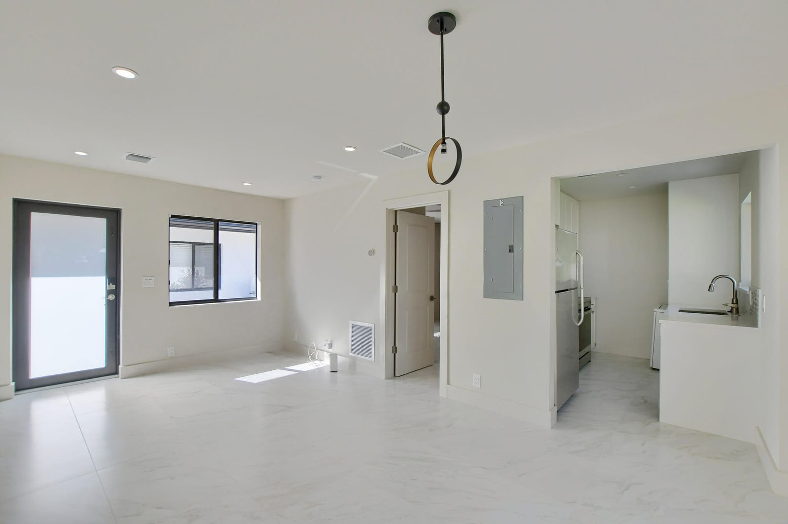 2503 OCEANVIEW Avenue C — photo 4
