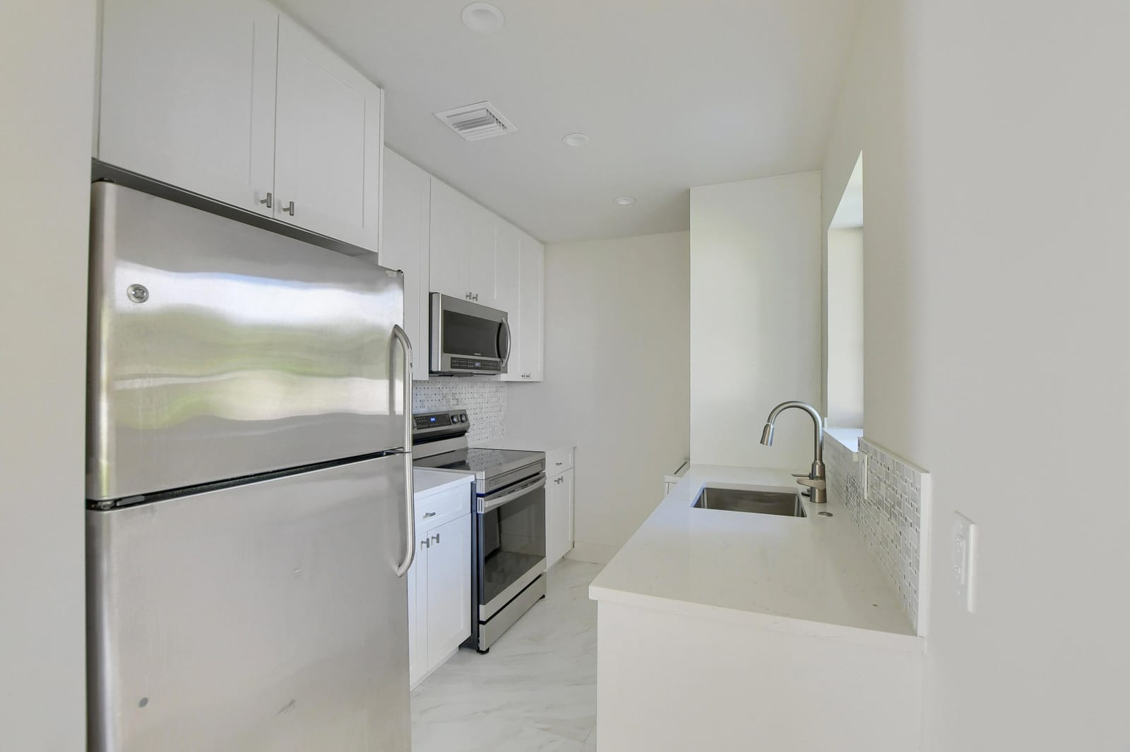 2503 OCEANVIEW Avenue C — photo 5