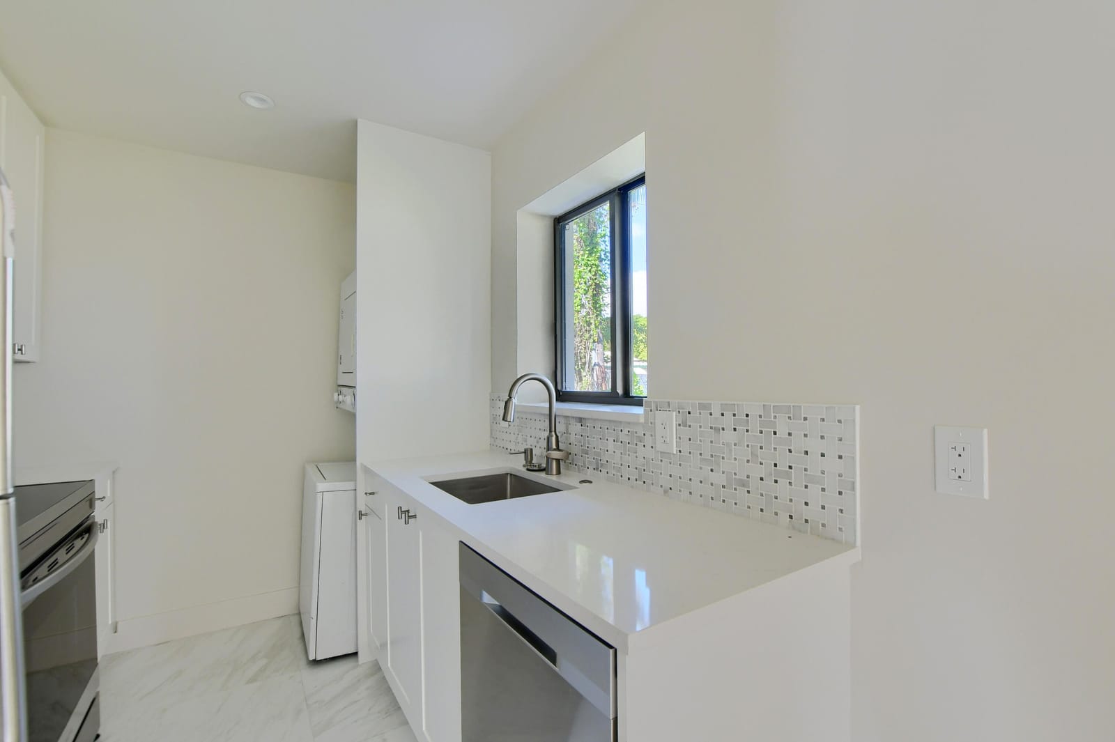 2503 OCEANVIEW Avenue C — photo 6