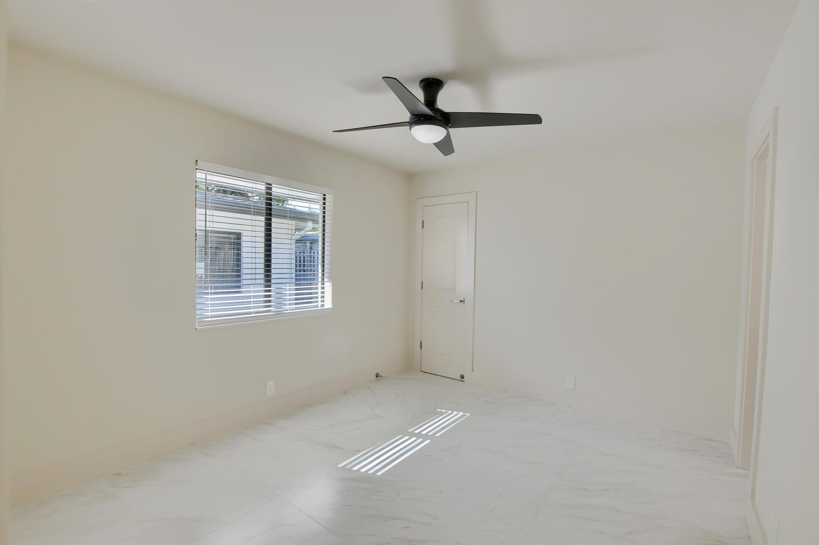 2503 OCEANVIEW Avenue C — photo 8