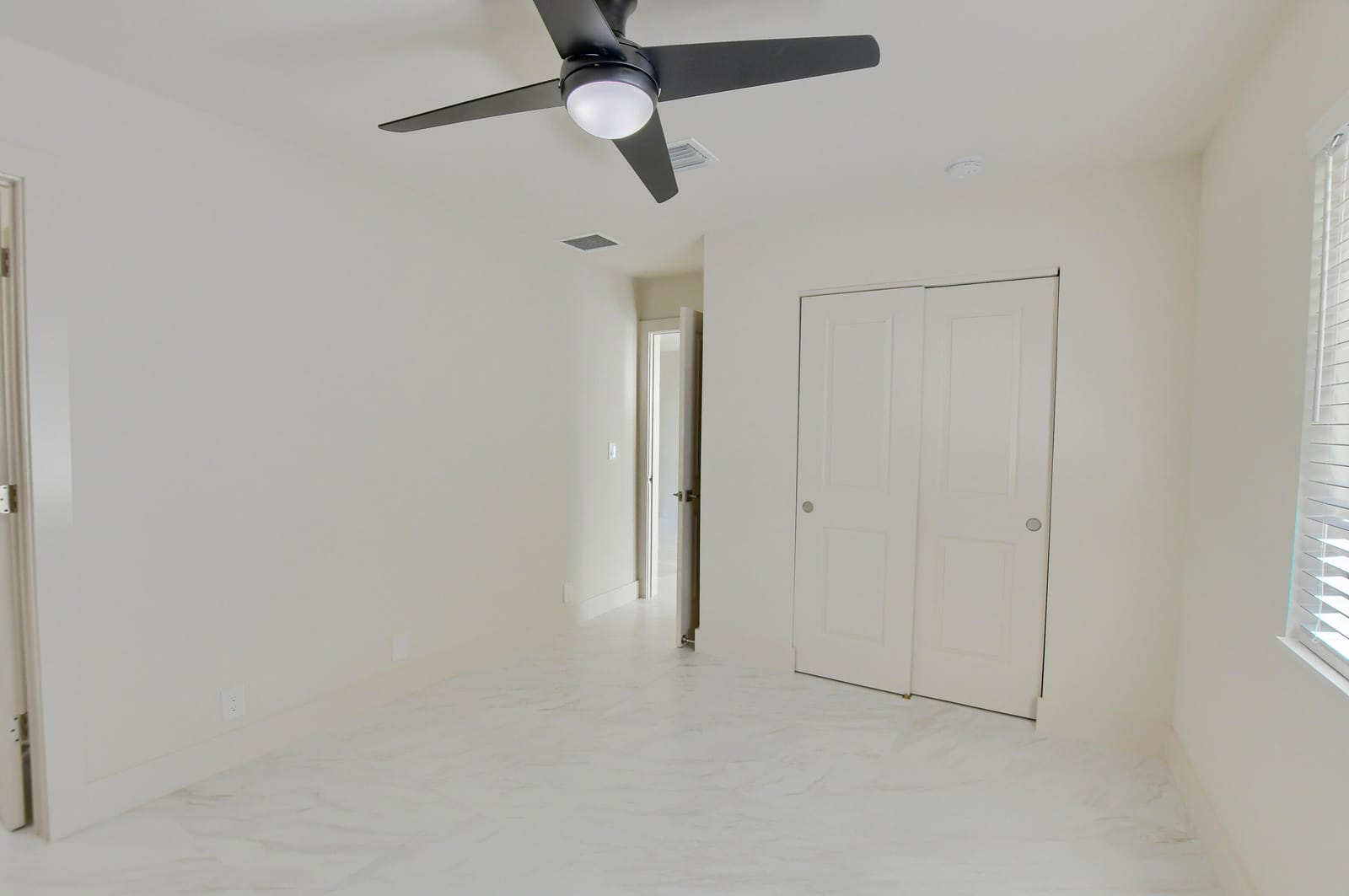 2503 OCEANVIEW Avenue C — photo 9