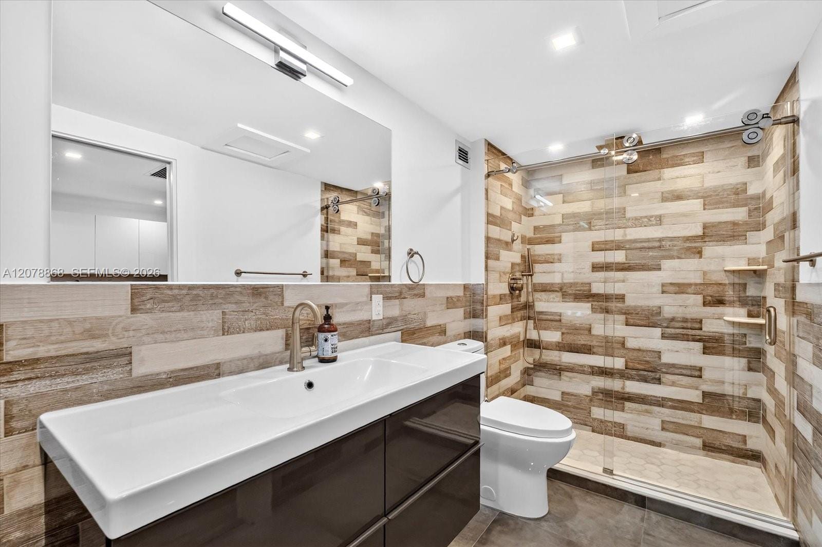 2301 Collins Avenue 714 — photo 8