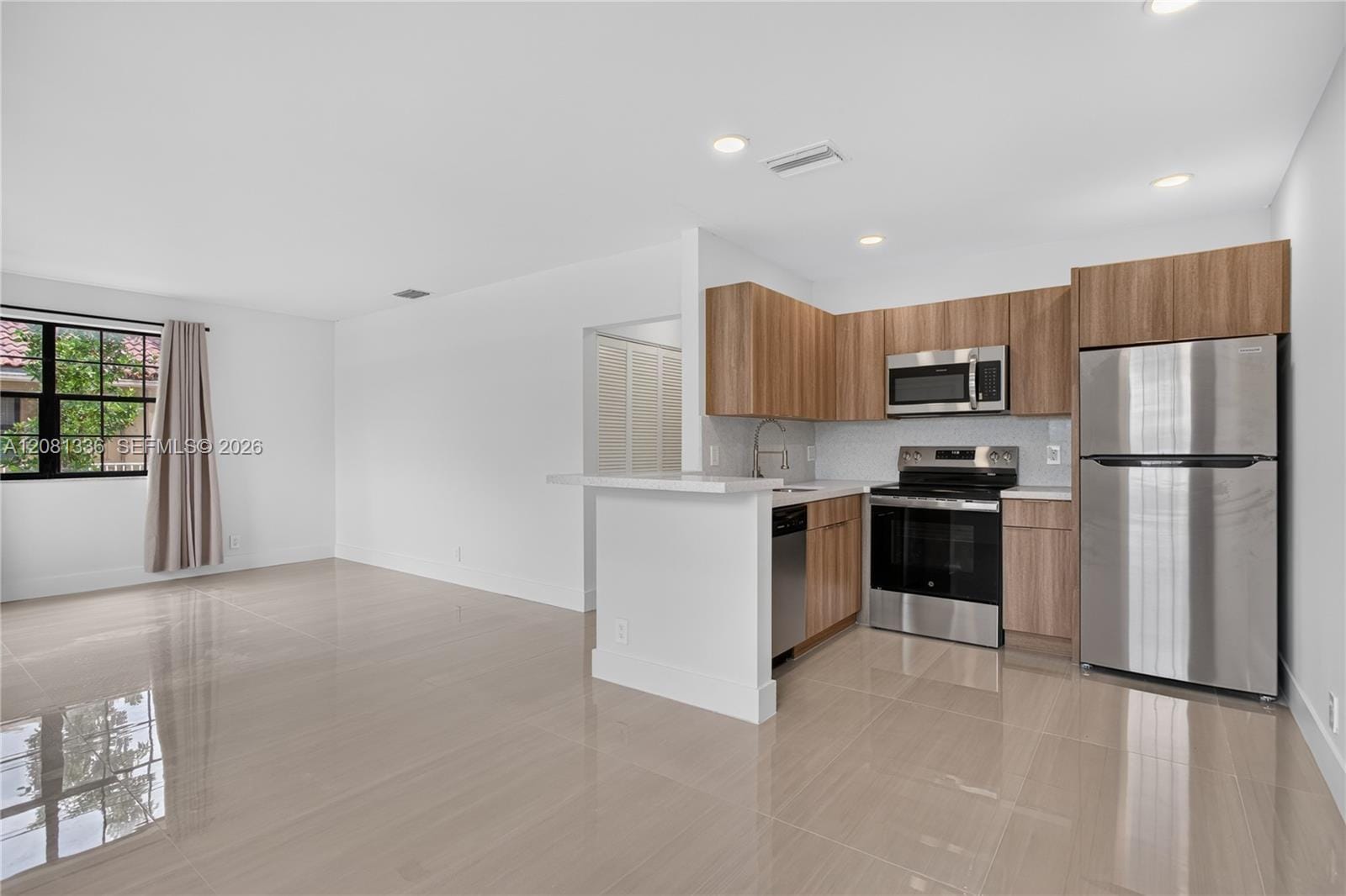 2830 Coral Springs Drive 2830 — photo 3