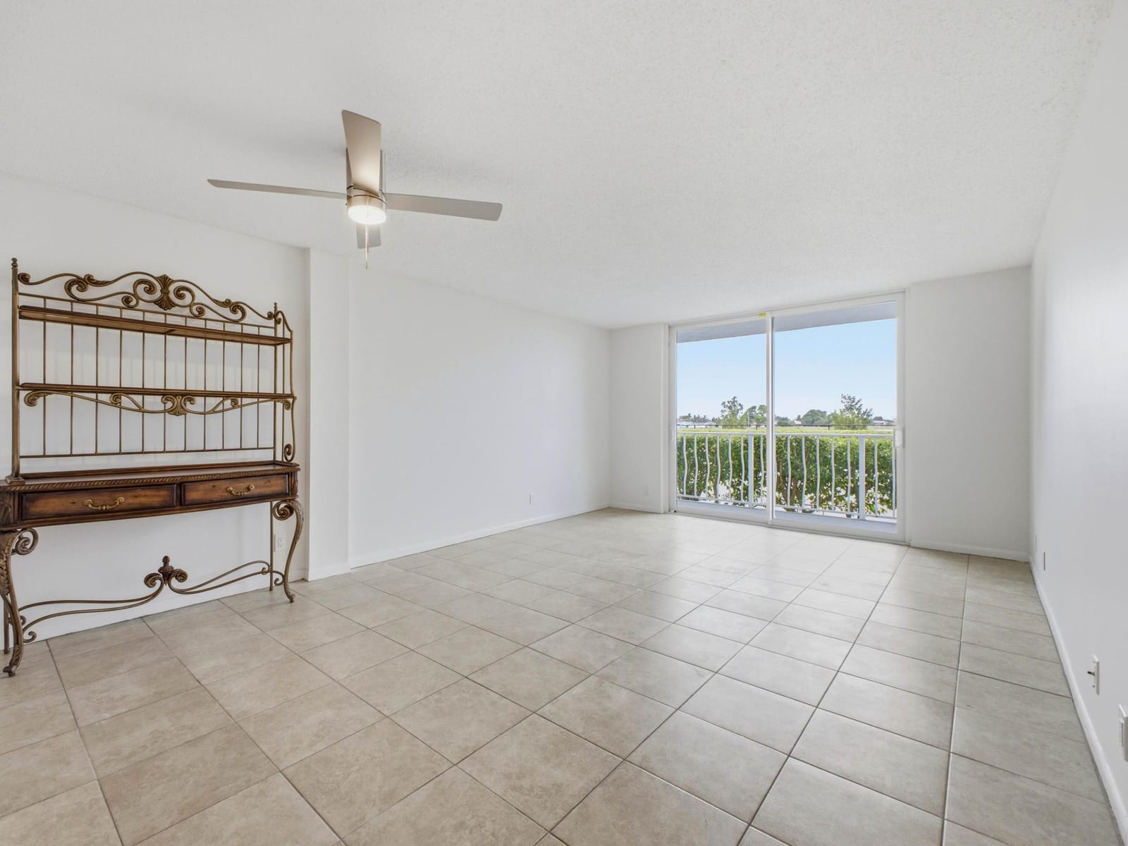 480 Executive Center Drive 1C — photo 4