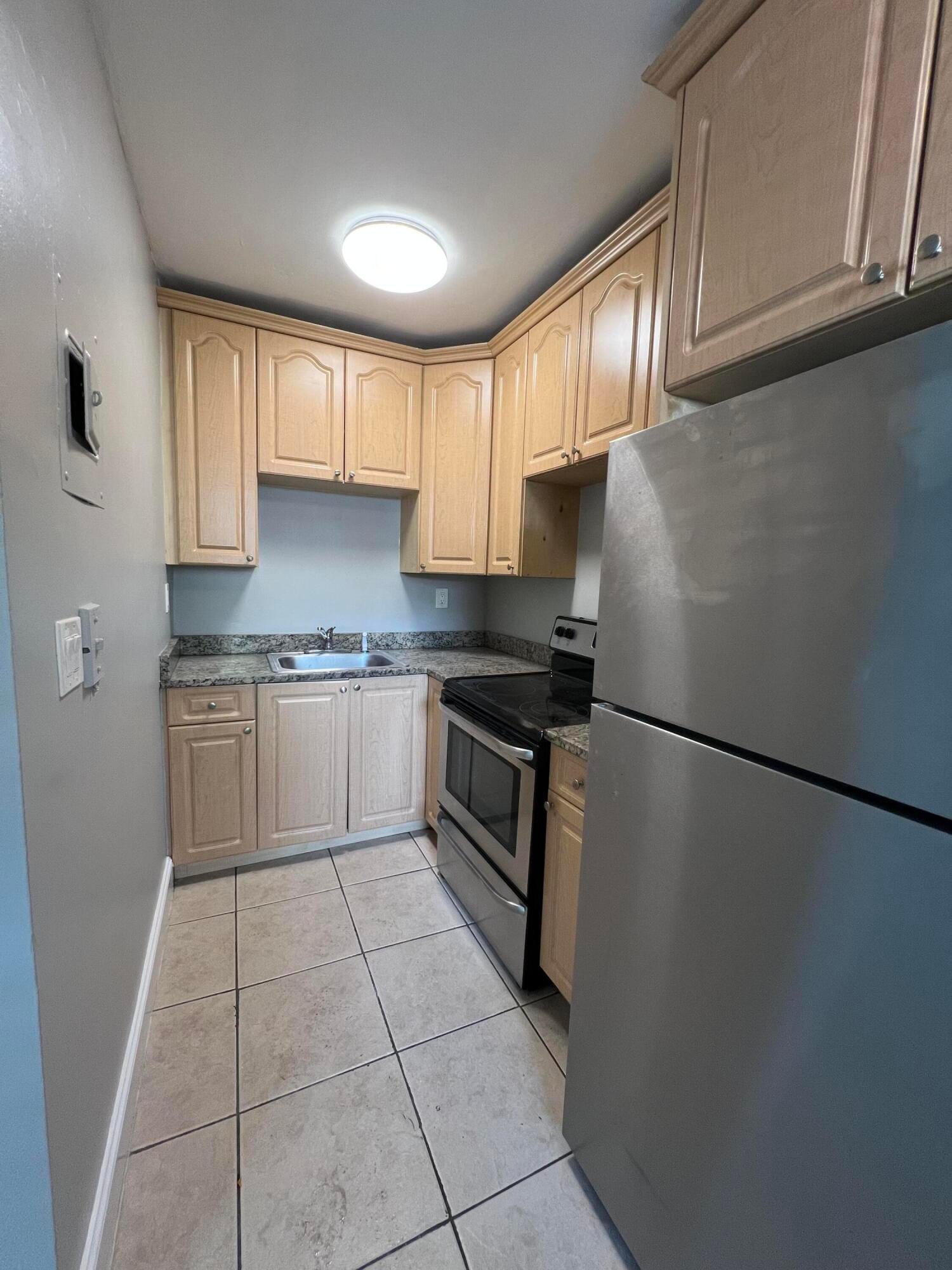 2016 NE 17TH Court 6, Fort Lauderdale, FL 33305