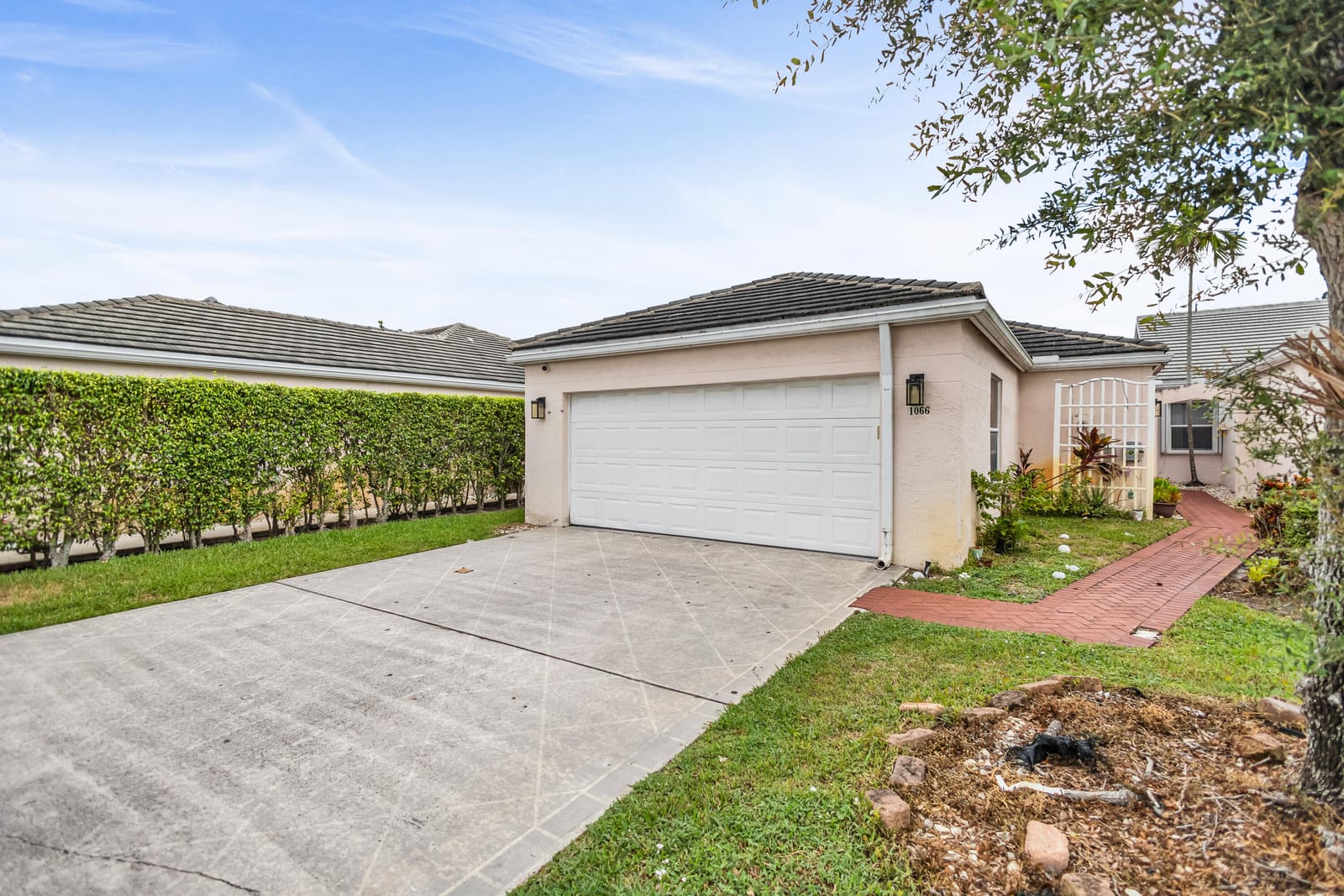 1066 Island Manor Drive — photo 3