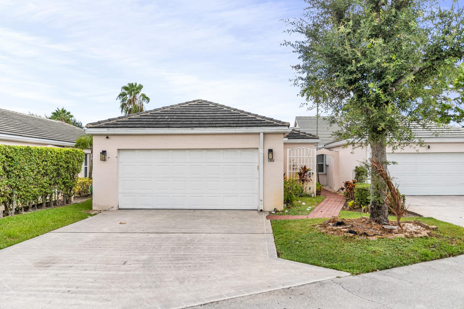 1066 Island Manor Drive — photo 8