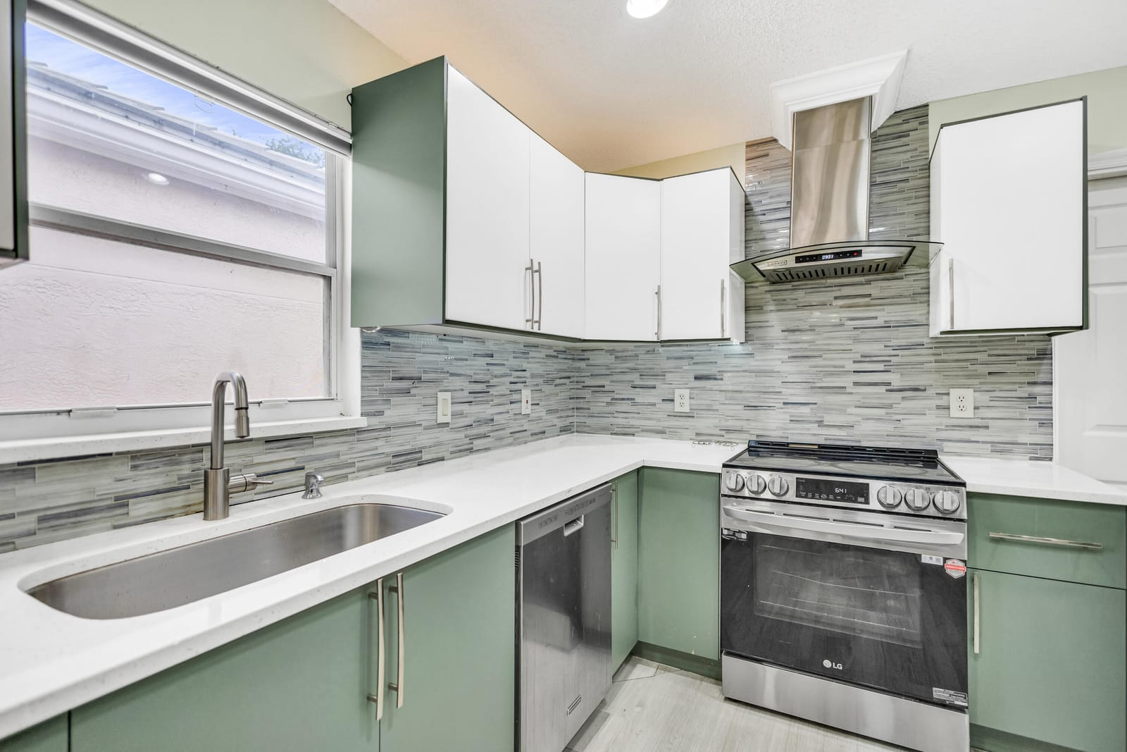 1066 Island Manor Drive — photo 10