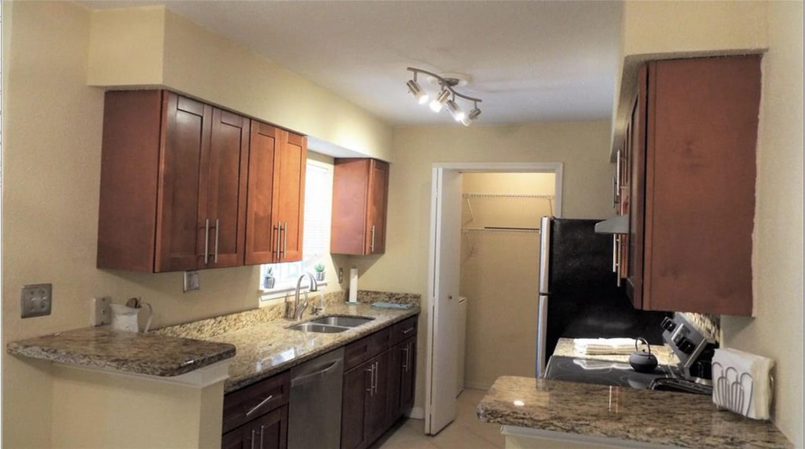 833 RIVERSIDE Drive 824 — photo 7
