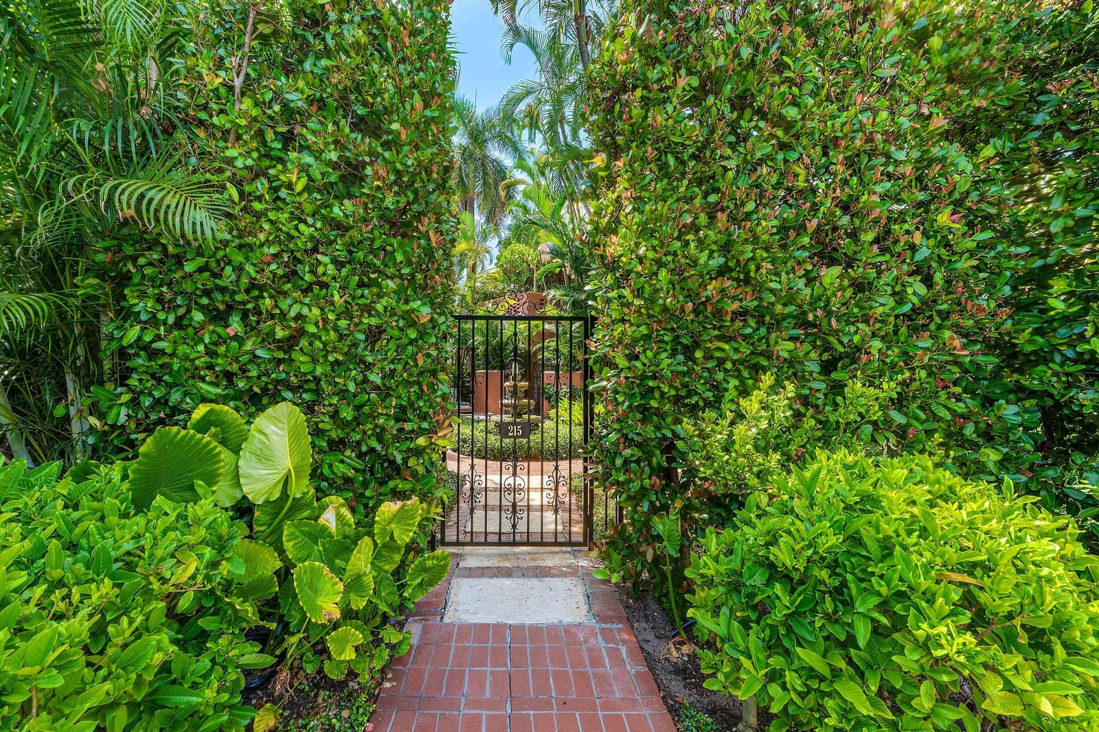 215 PHIPPS Plaza 2, Palm Beach, FL 33480 photo 2