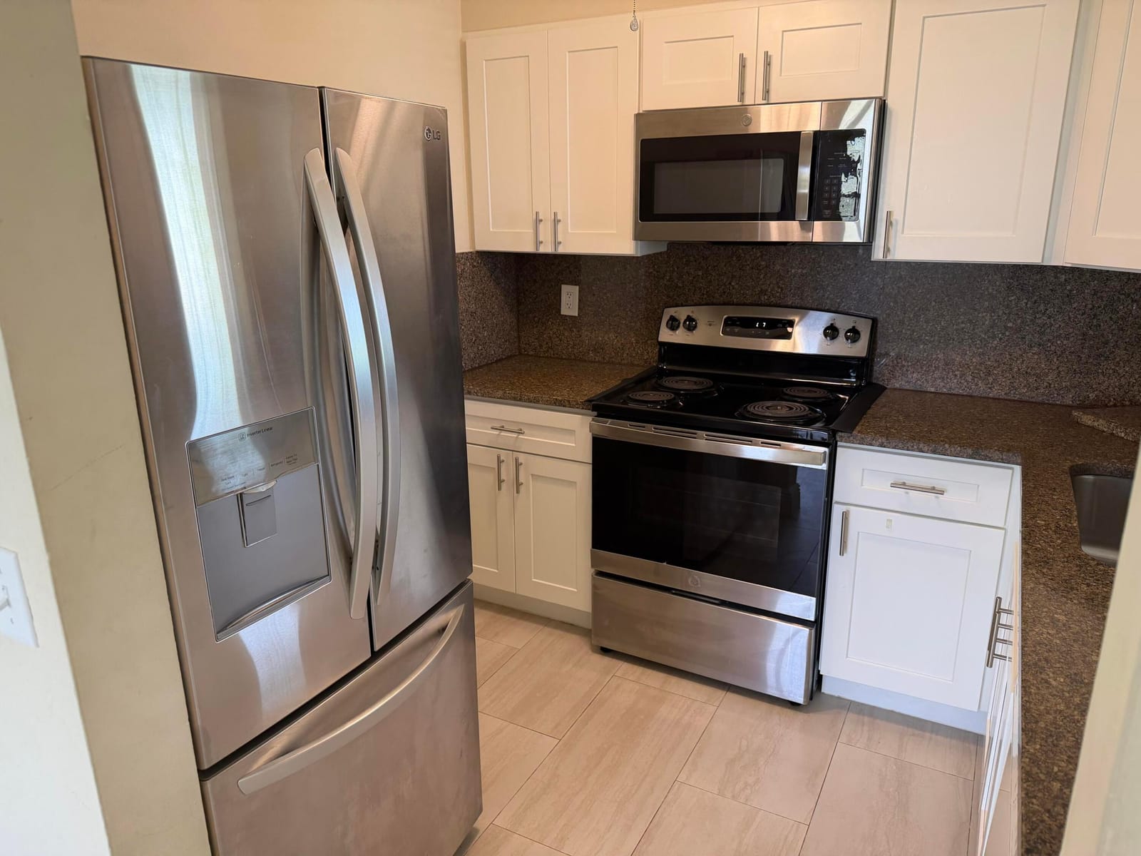 1512 SE ROYAL GREEN Circle 203 — photo 2