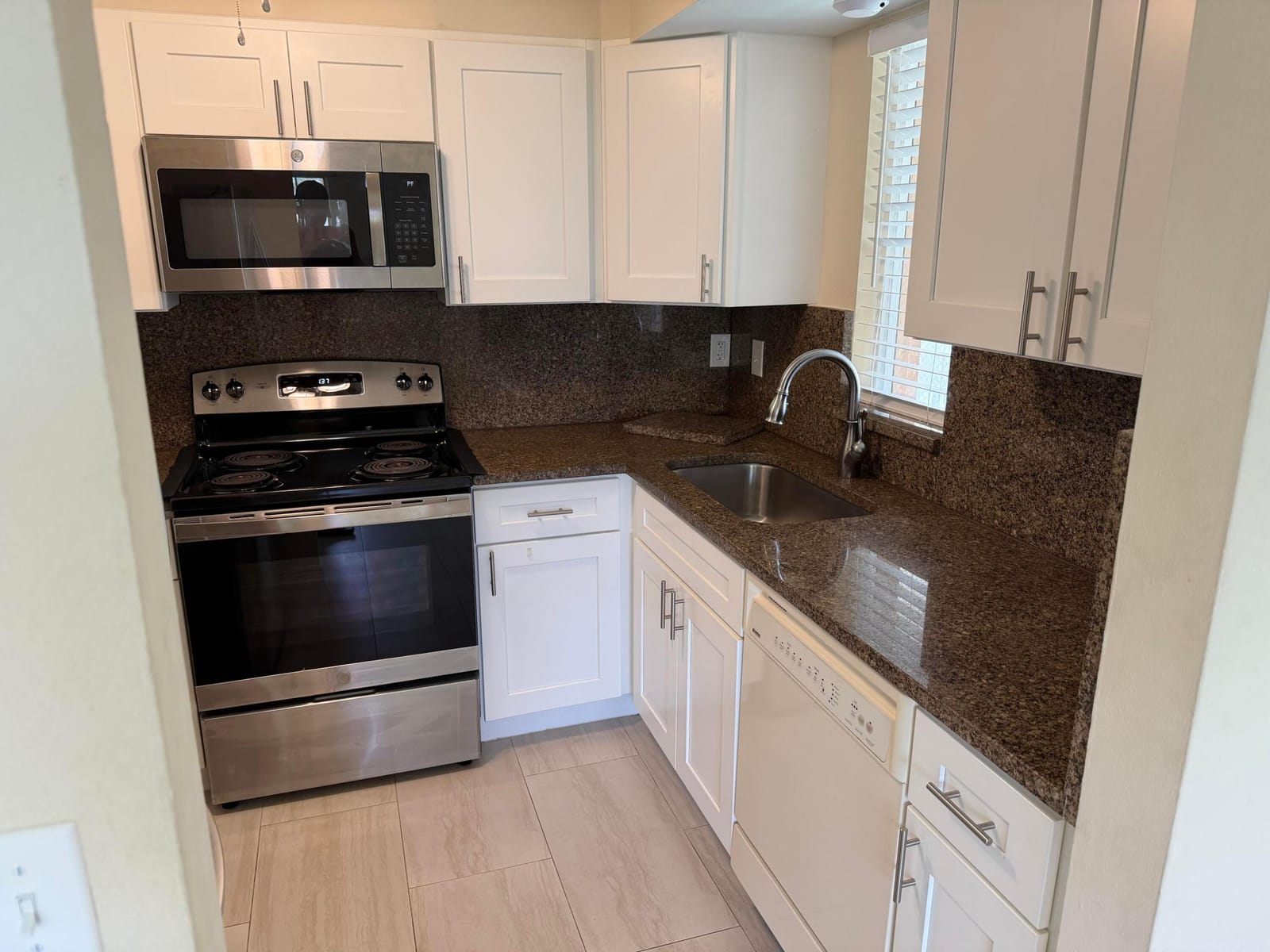 1512 SE ROYAL GREEN Circle 203 — photo 3