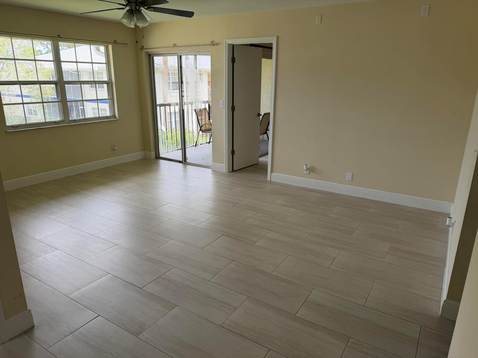 1512 SE ROYAL GREEN Circle 203 — photo 4