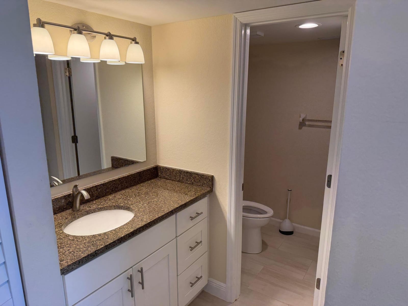 1512 SE ROYAL GREEN Circle 203 — photo 8