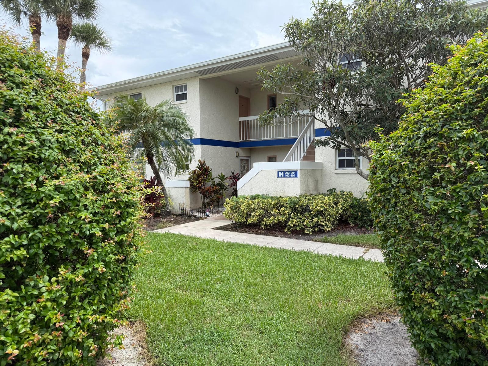 1512 SE ROYAL GREEN Circle 203