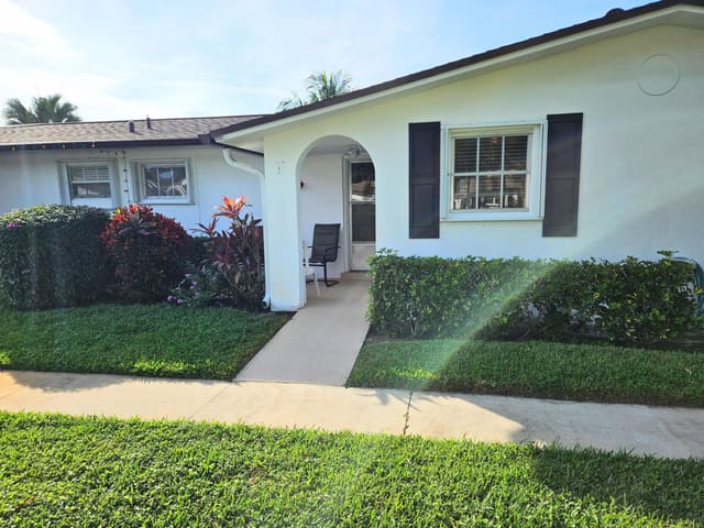 2920 CROSLEY Drive E B, West Palm Beach, FL 33415