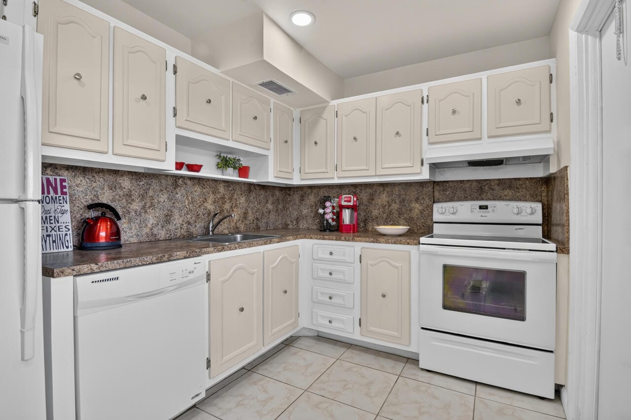 4140 NW 44TH Avenue 411 — photo 2