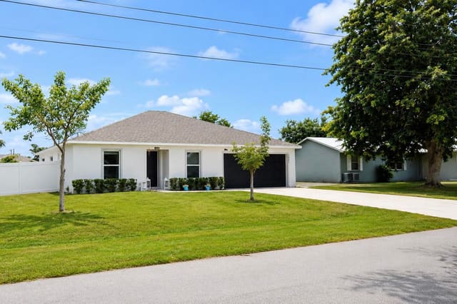 1921 SE JOYNER Circle, Port St. Lucie, FL 34952