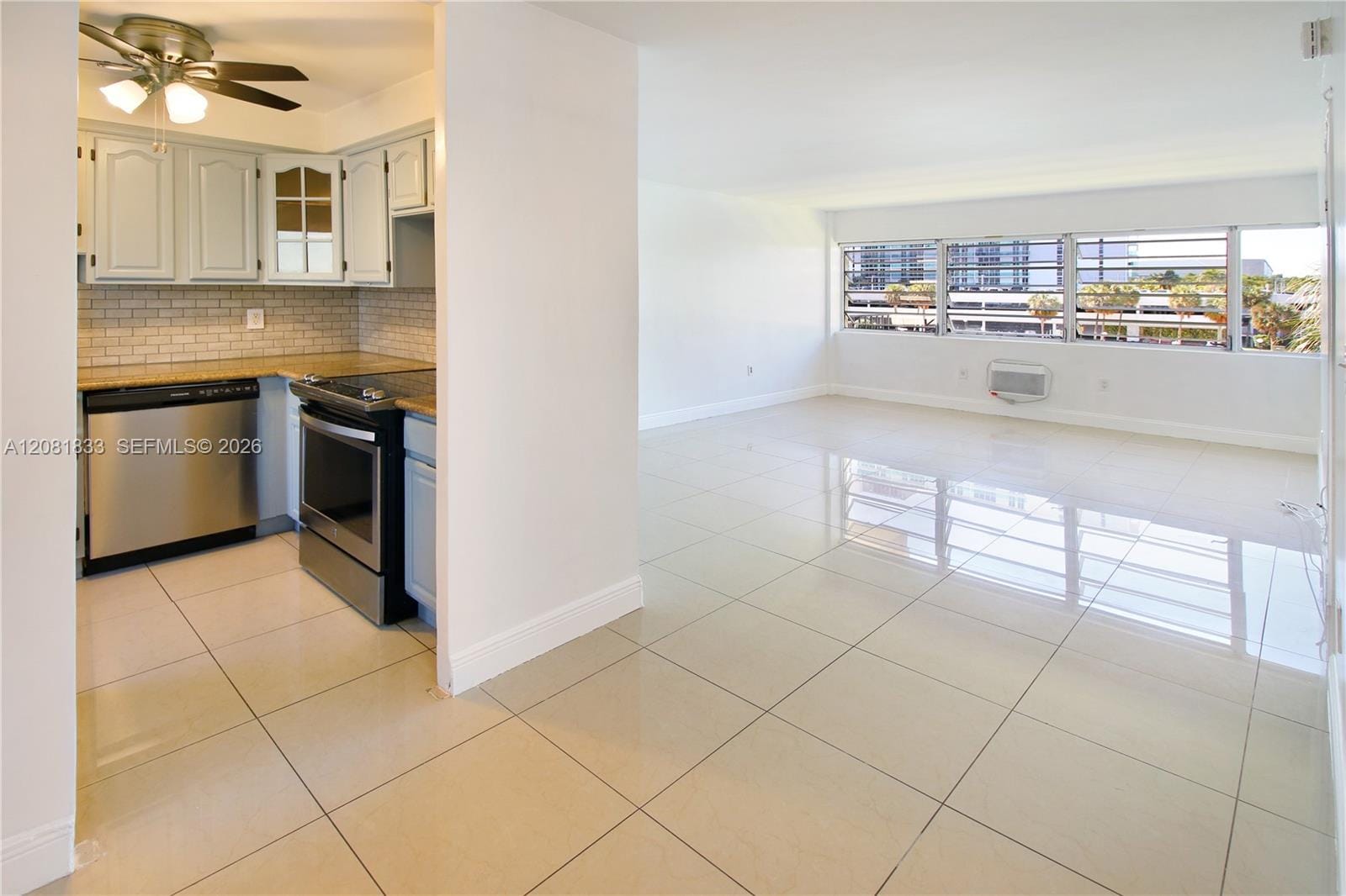 220 Kings Point Drive 304 — photo 2