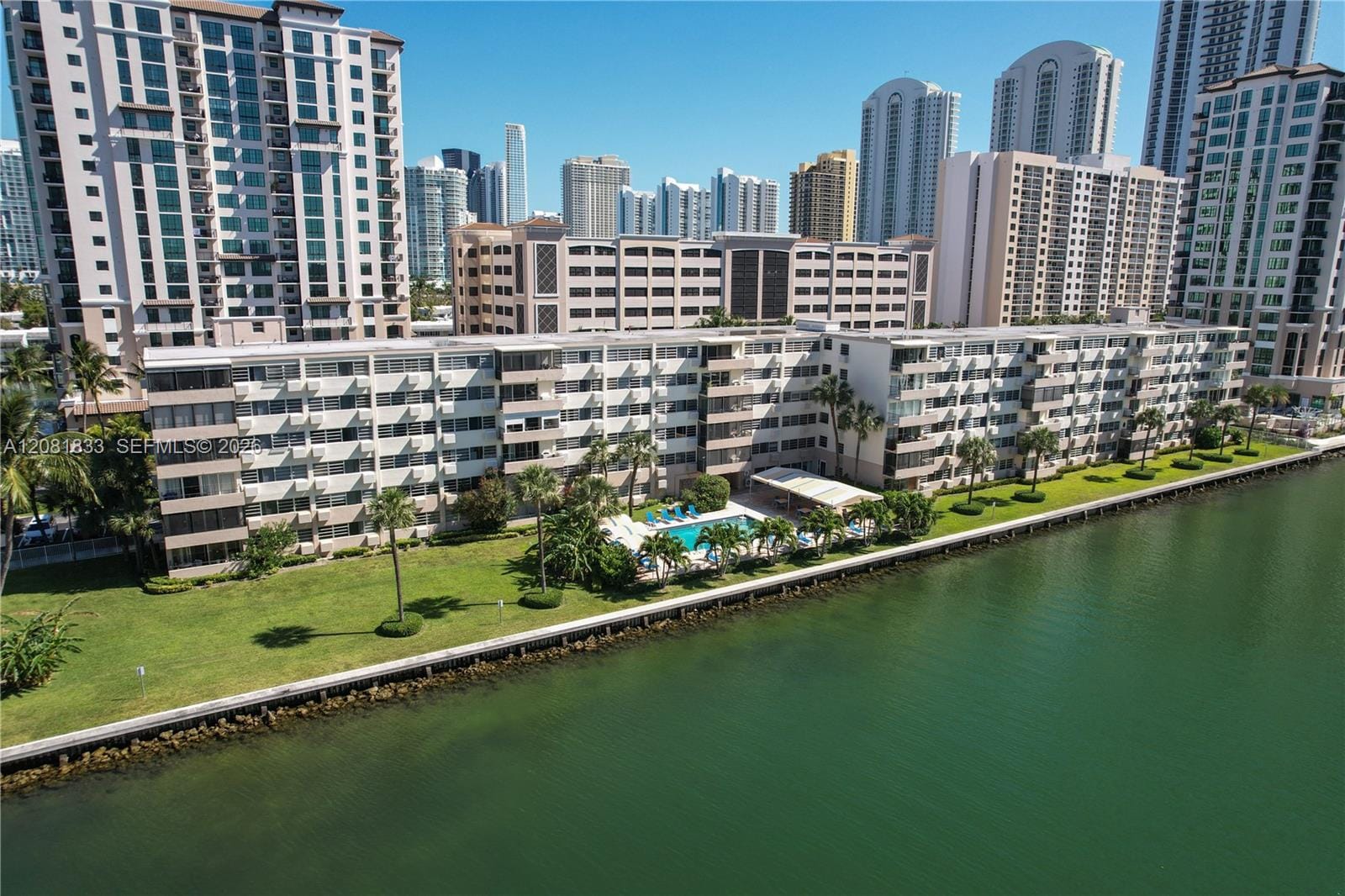 220 Kings Point Drive 304