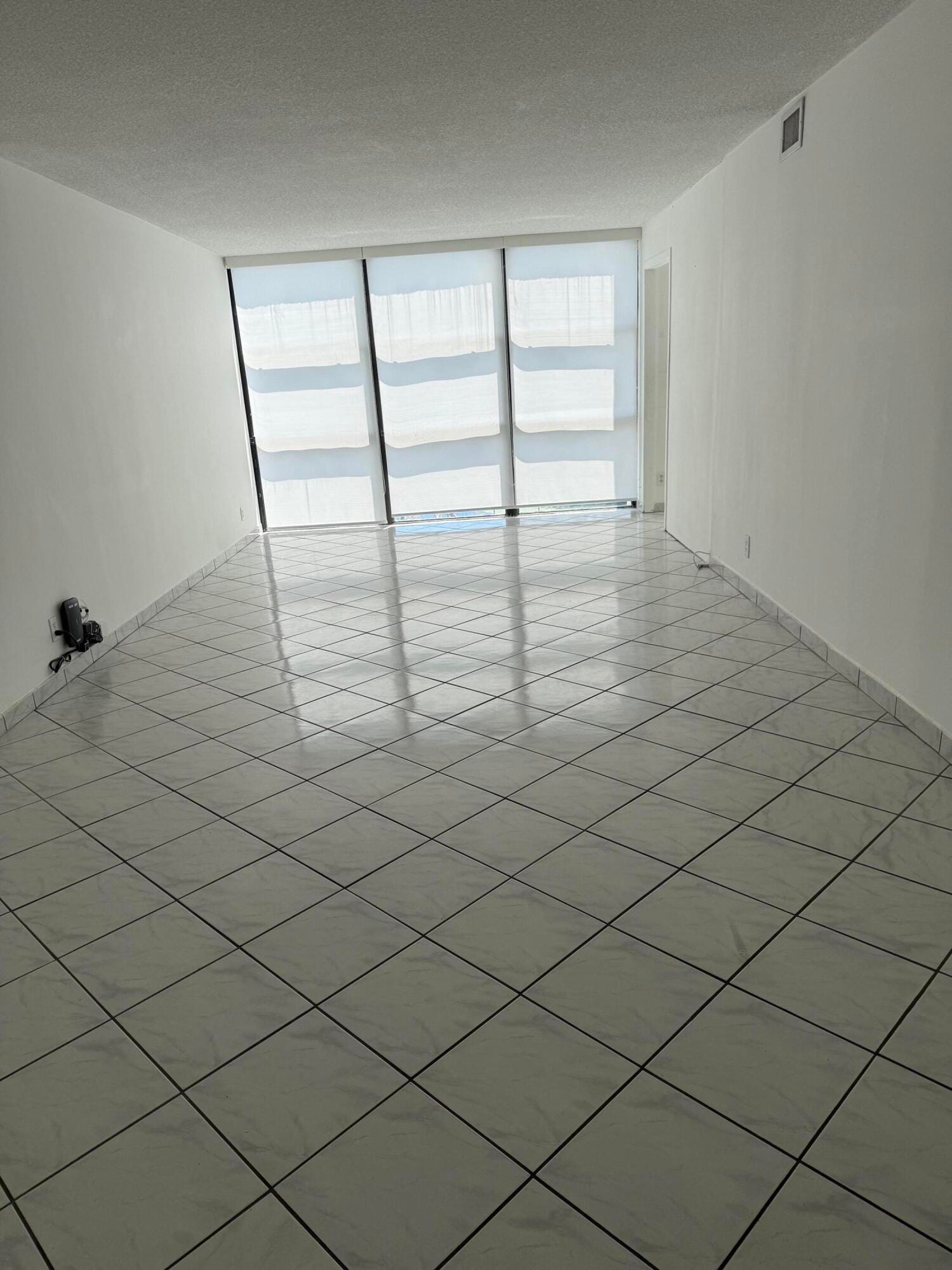 1000 PARKVIEW Drive 424 — photo 2