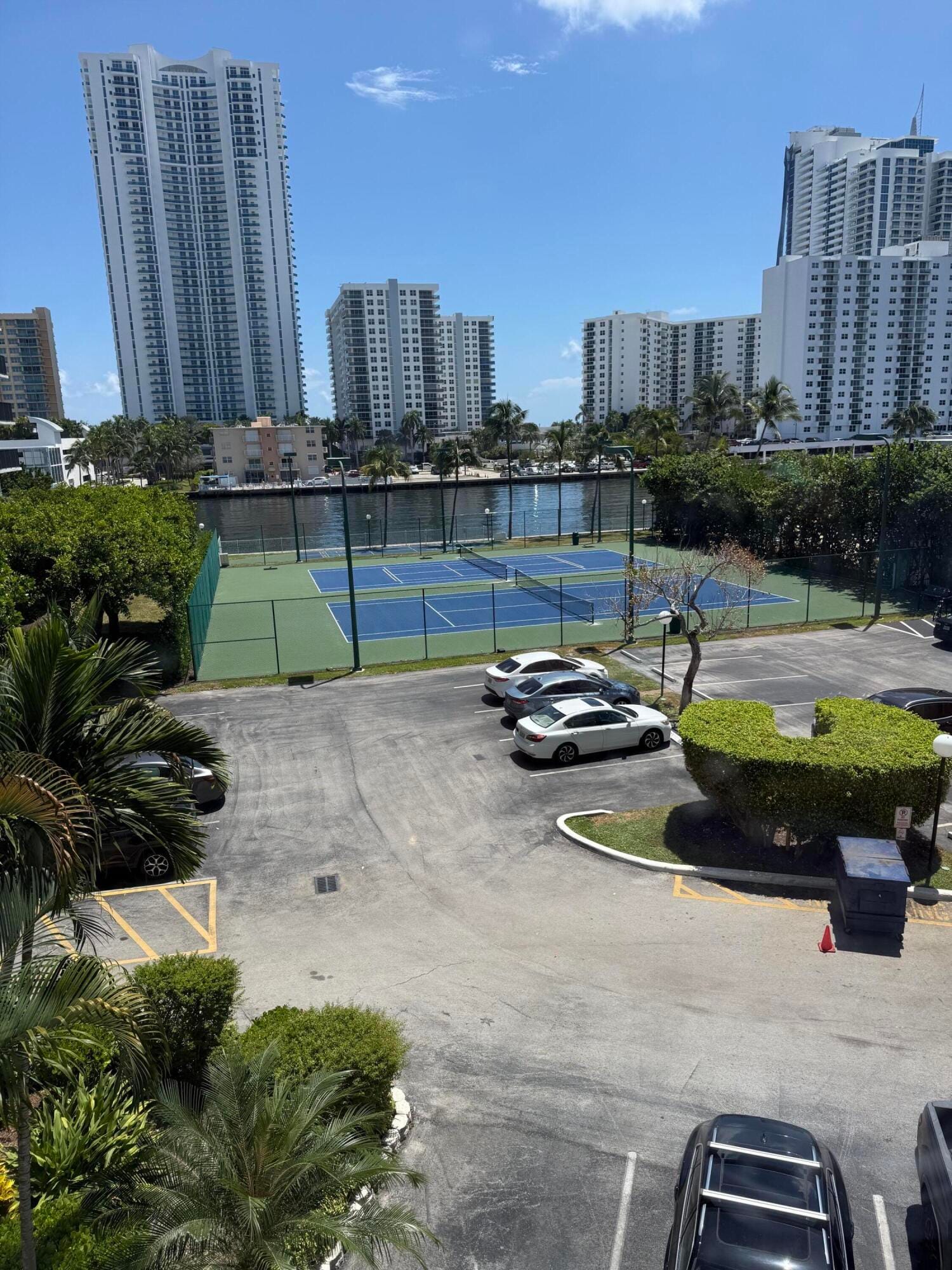 1000 PARKVIEW Drive 424, Hallandale Beach, FL 33009