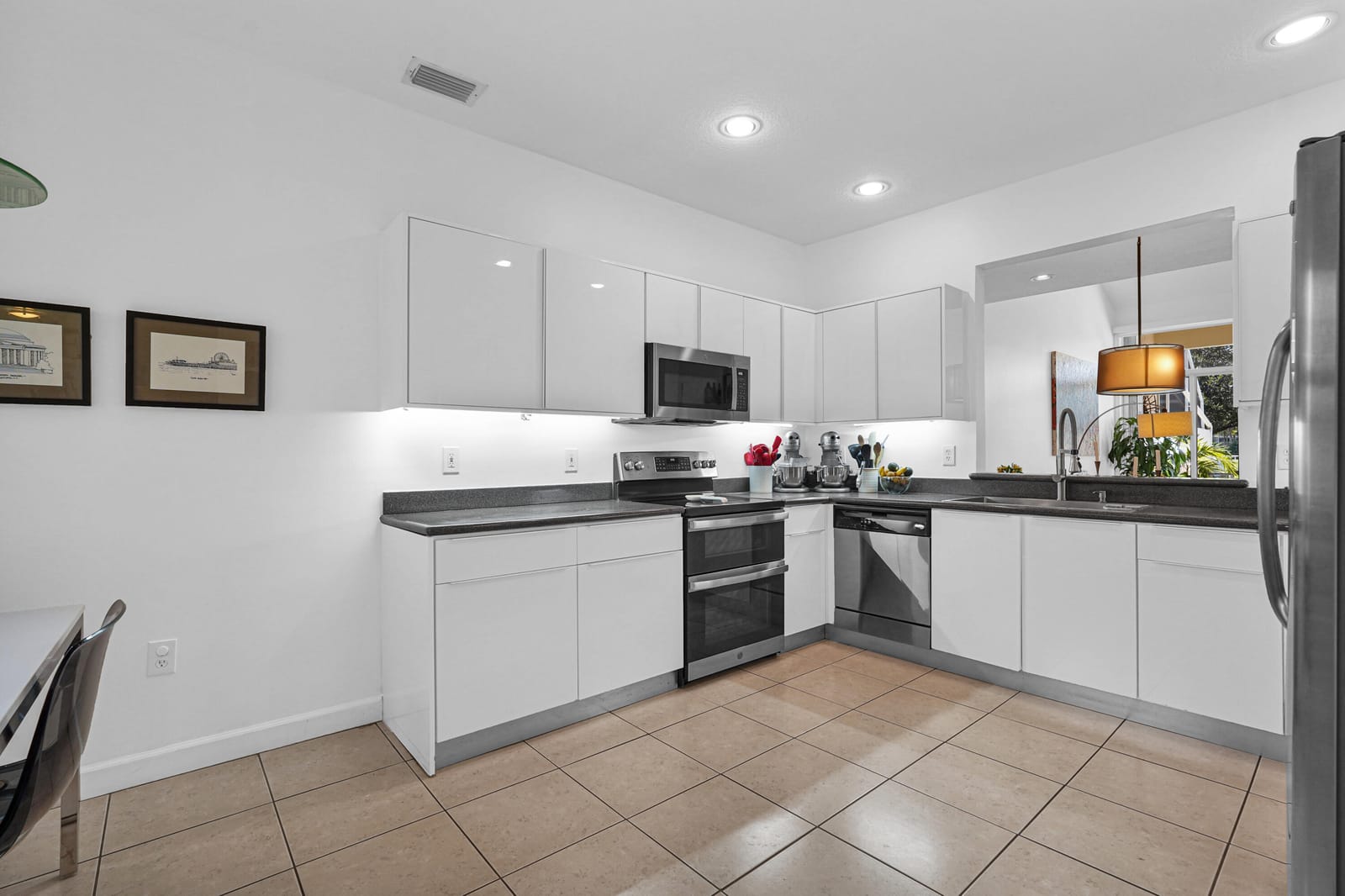 616 W PALM AIRE Drive 616 — photo 2