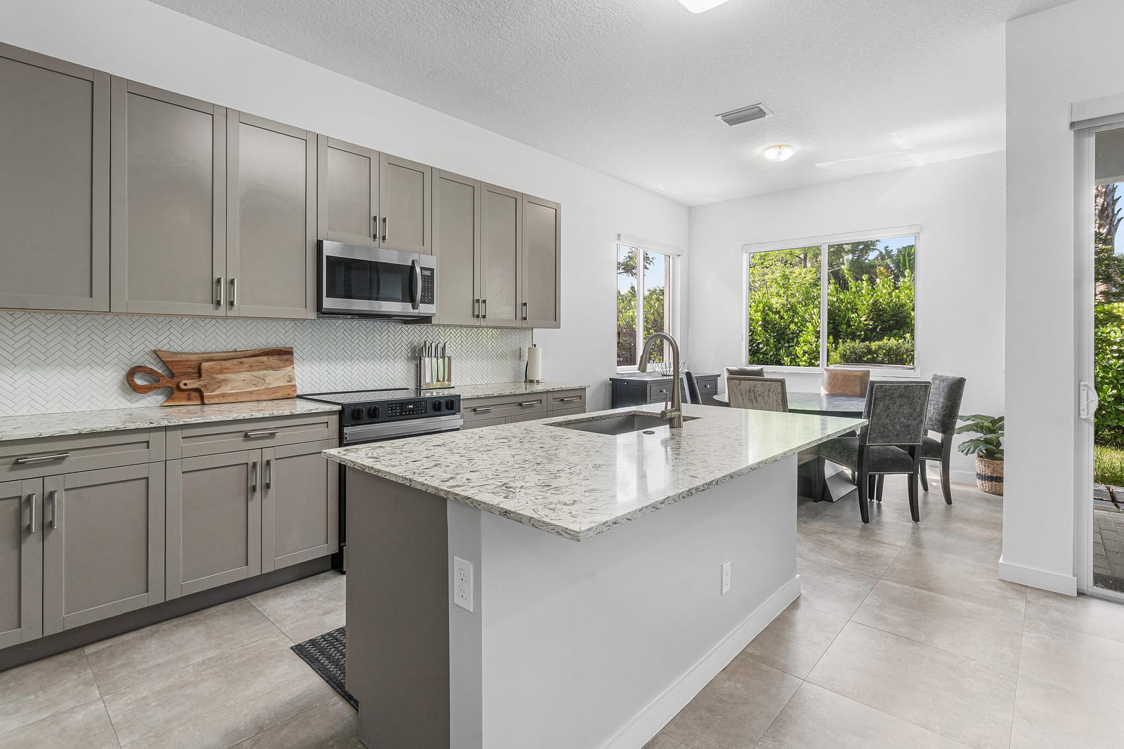 610 Pioneer Way — photo 3